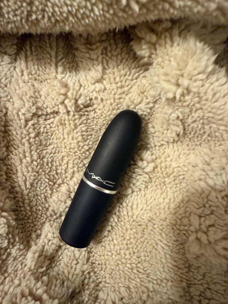 MAC DEVOTED TO CHILI Powder Kiss Lipstick Pomadka