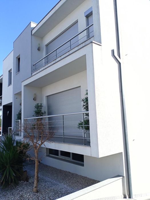 Moradia indep. T3 - 3 frentes + SALÃO + garagem 3 viat. grds áreas