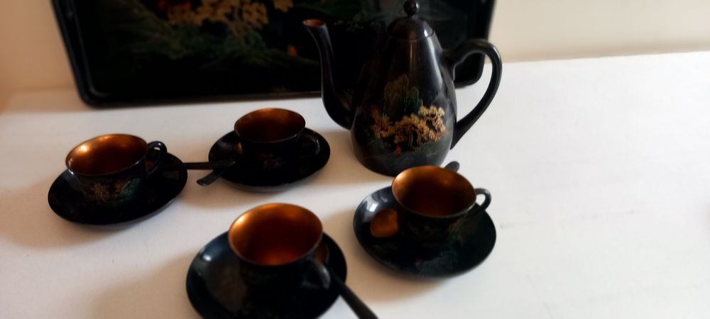 Bule e Chávenas de Chá em Charão