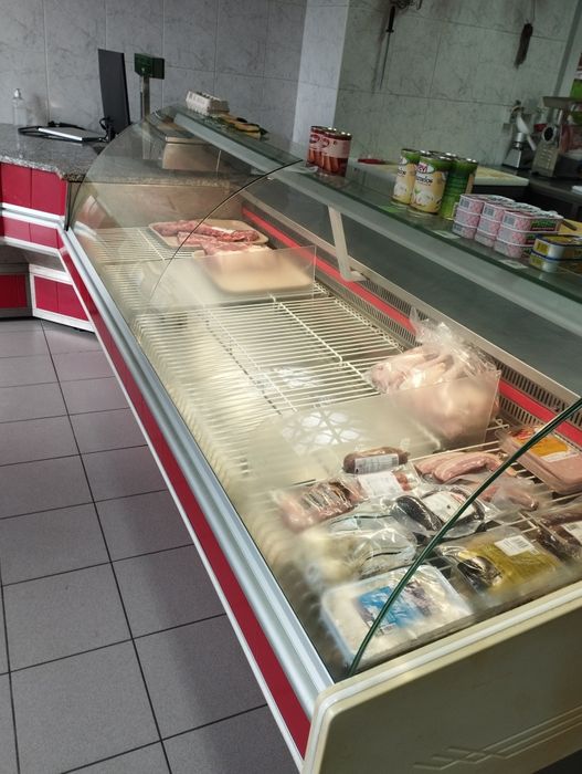 Máquina de picar carne e vitrine