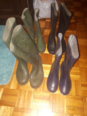 Várias botas e tamanhos diferentes