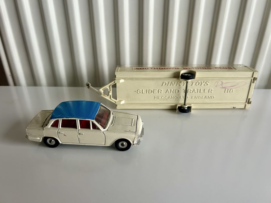 Model samochód TRIUMPH 2000 DINKY TOYS z przyczepą