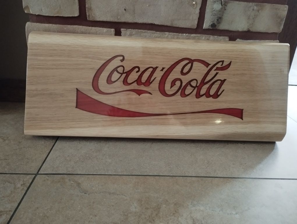 Logo coca coli z drewna