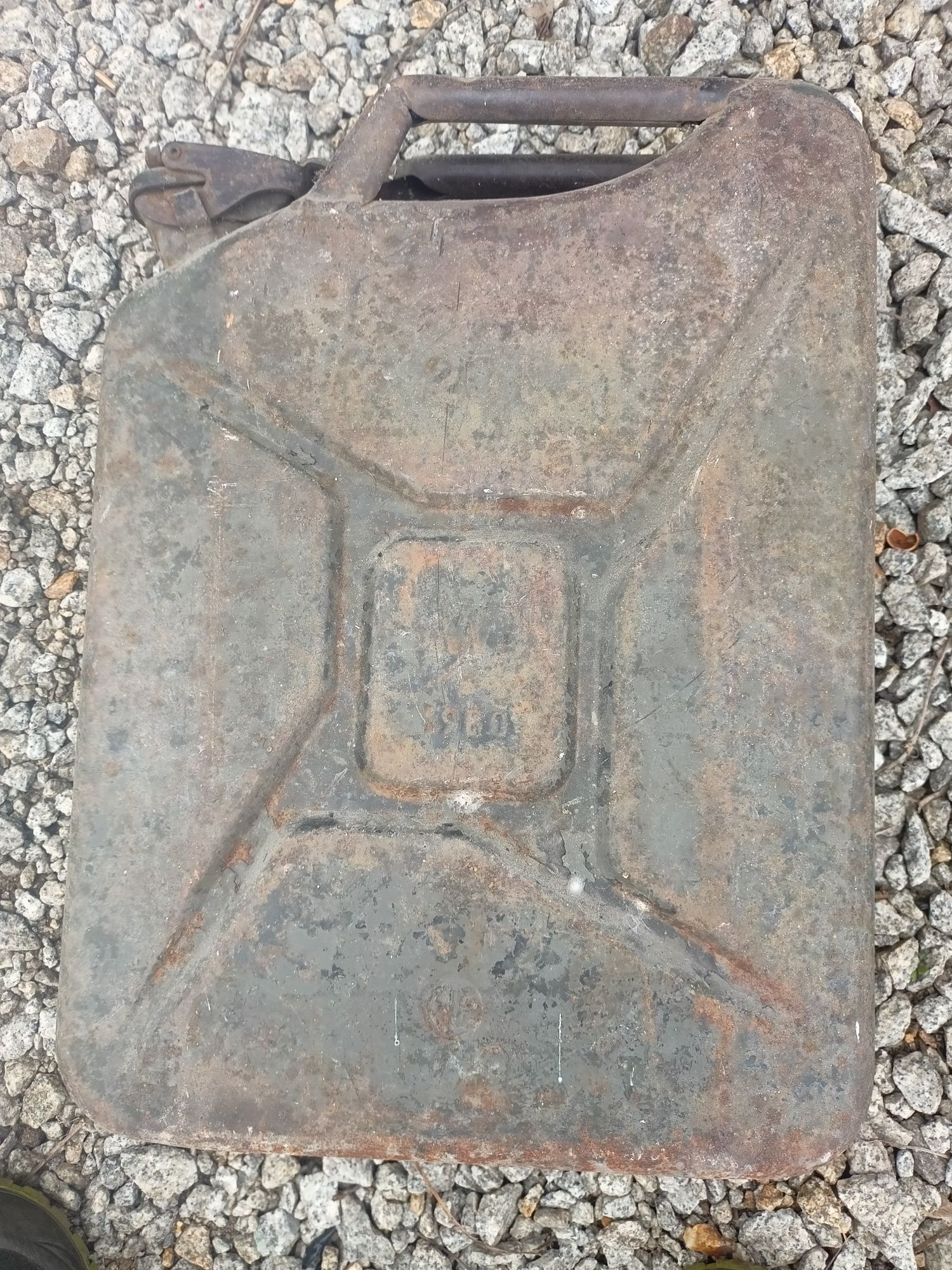 Karnister metalowy.