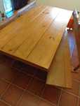 Mesa e 2 bancos de pinho em estilo rústico