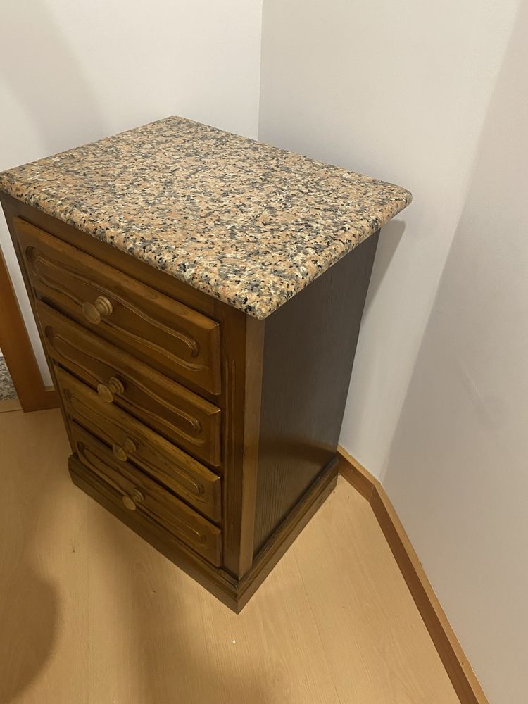 Mesa de cabeceira com mármore