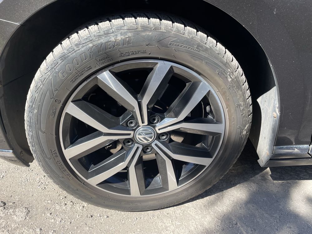 Goodyear ultragrip perfomance R17 215 55