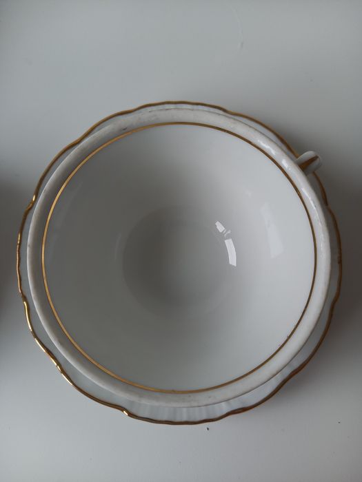 Pires e chavenas de café