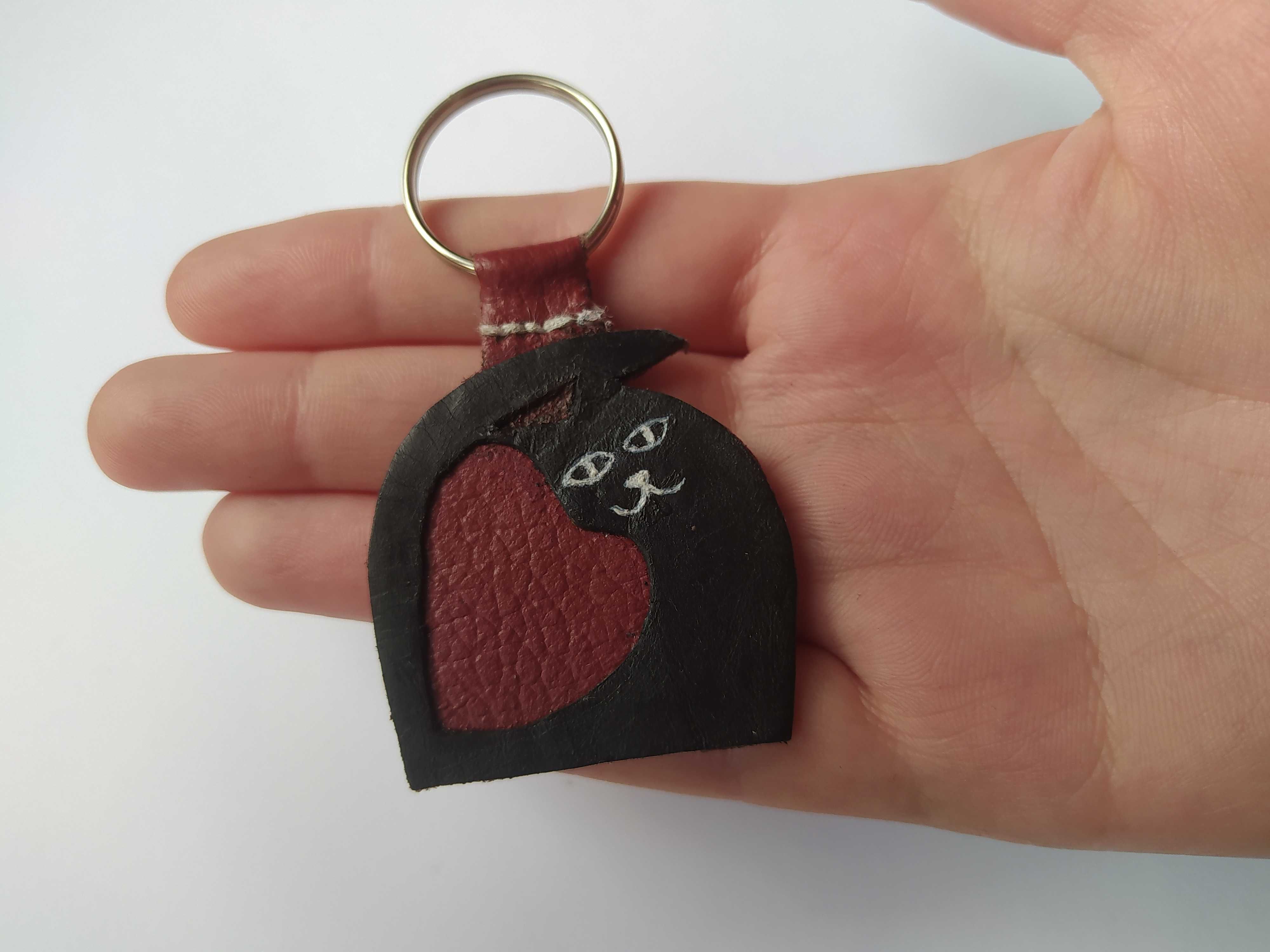 Skórzany brelok czarny kot i serce dla klucza/ torebki/dla zakochanych