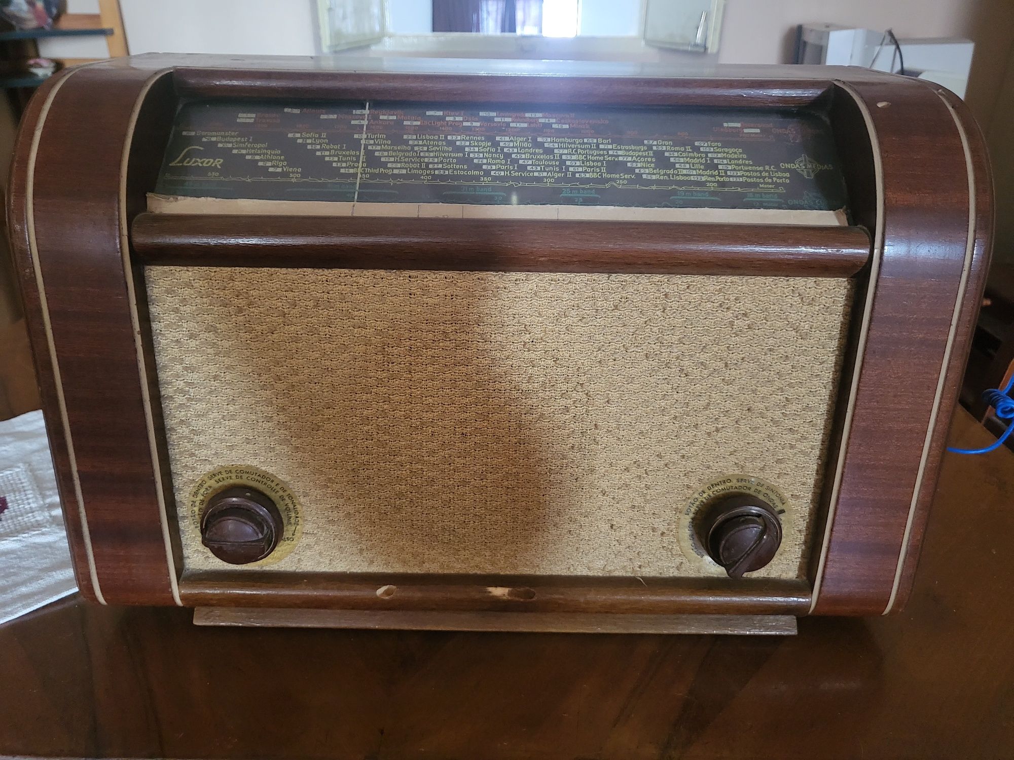 Radio a válvulas marca Luxor