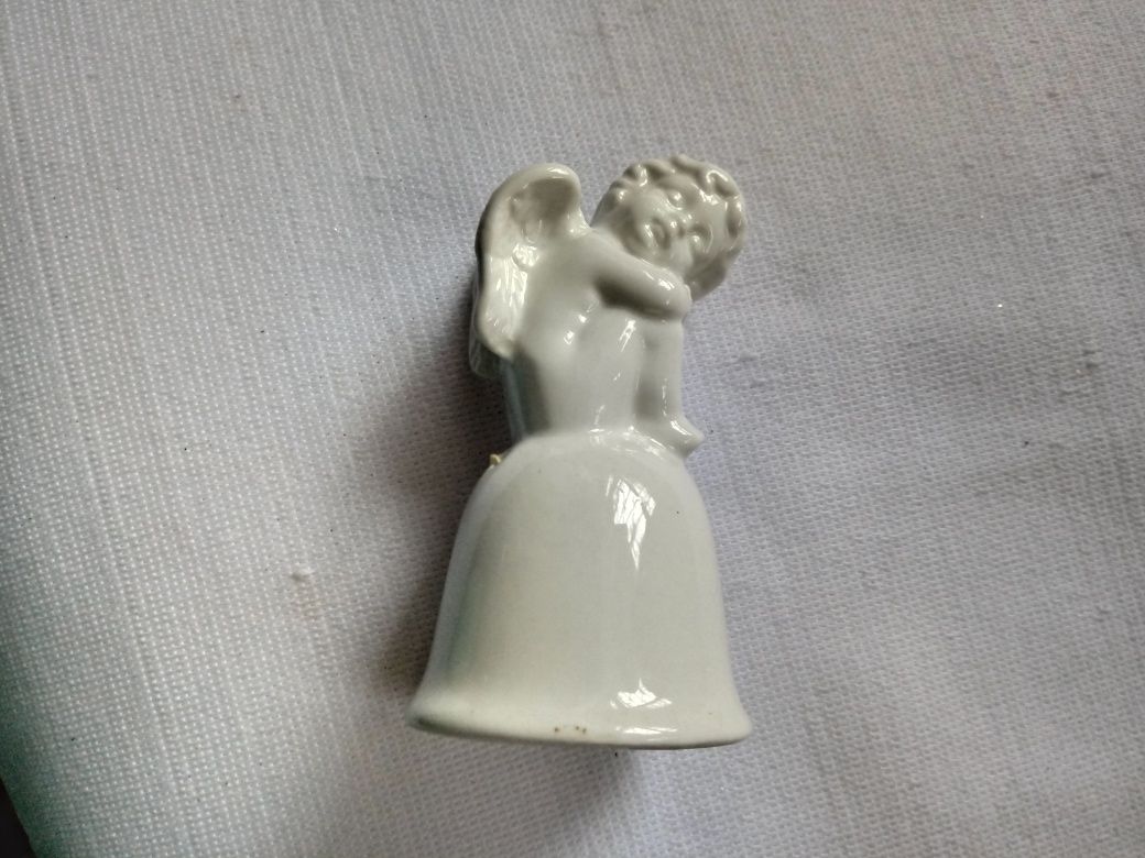 Nowy aniołek porcelany , siedzący na dzwoneczku.