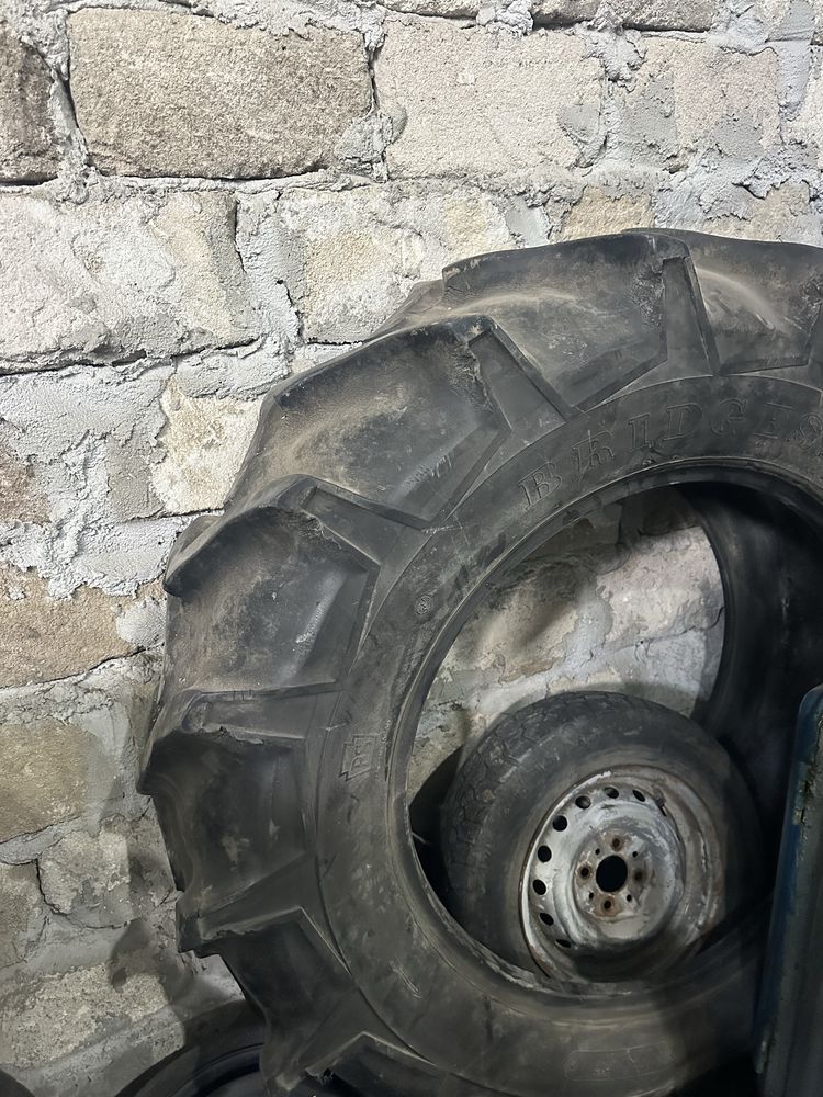 Продам шини на трактор 14.9-28