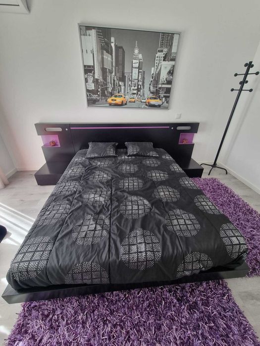 Mobília de quarto composta por cama de casal, mesas de cabeceira, ...