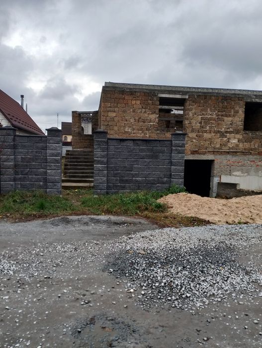 Продам ділянку з недобудованим будинком