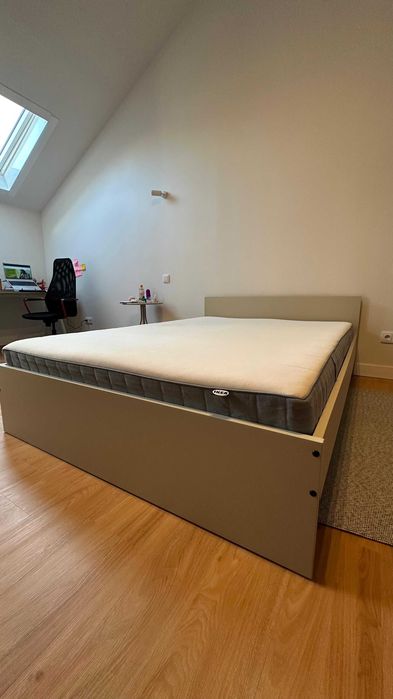 Cama: colchão e cabeceira