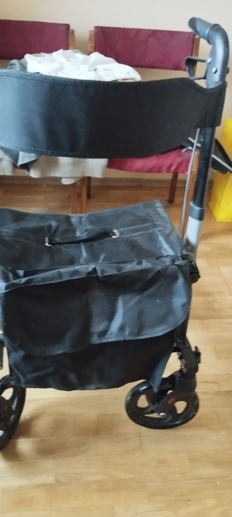 Chodzik vzyerokołowy, hamulec, siedzisko, torba