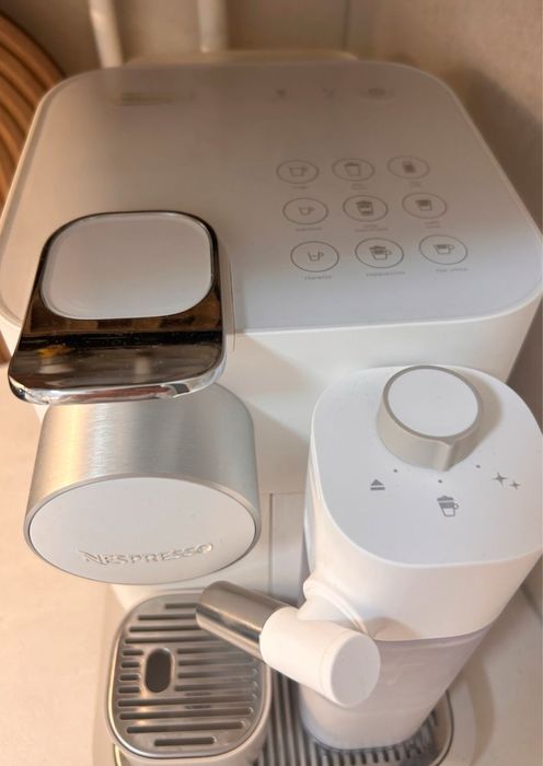 Капсульна кавомашина Nespresso De'Longhi  Lattissima