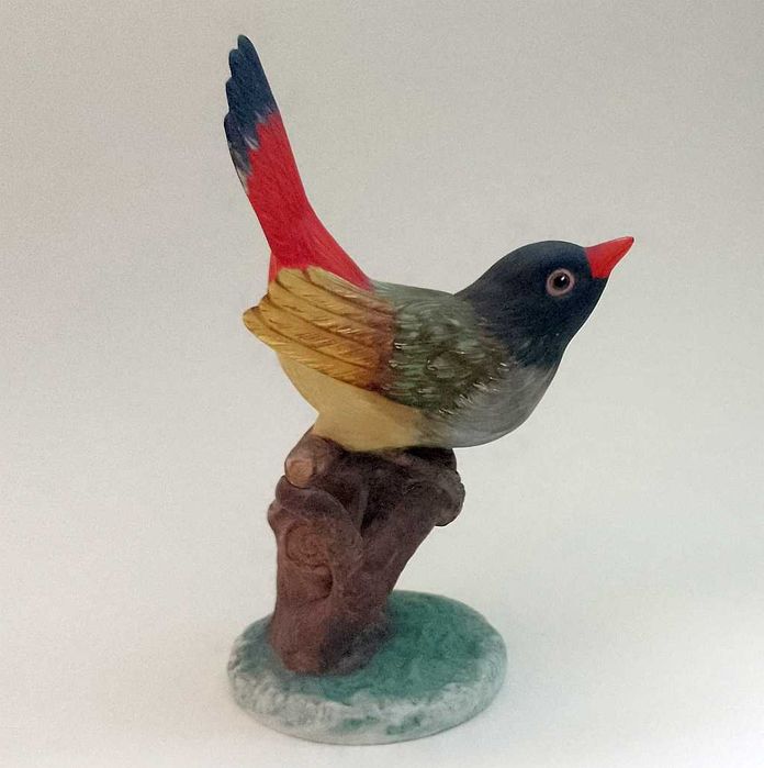 Escultura Vista Alegre porcelana biscuit passaro multicolorido