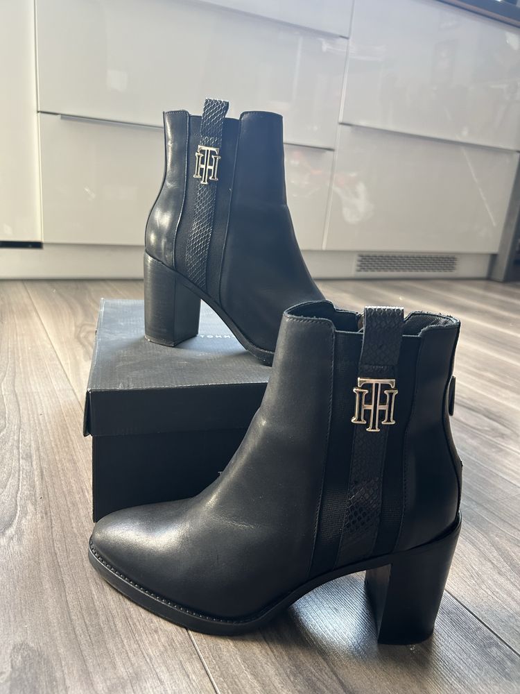 Czarne botki na słupku Hilfiger