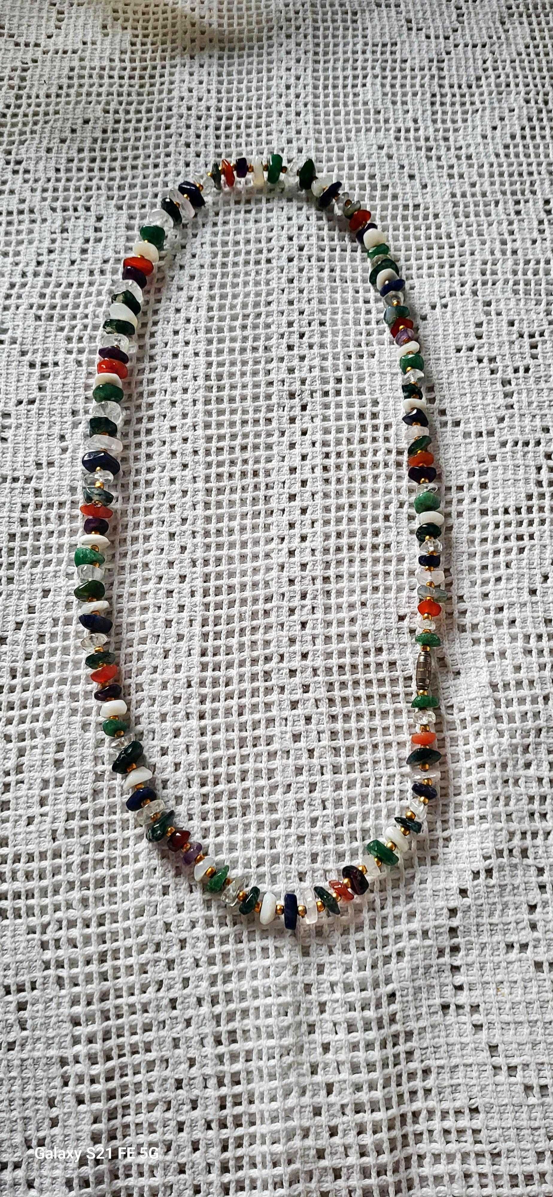 Colar de nefrita, agata e coral