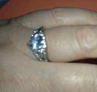 Новое кольцо. 
Украшено прозрачным бесцветным круглым к