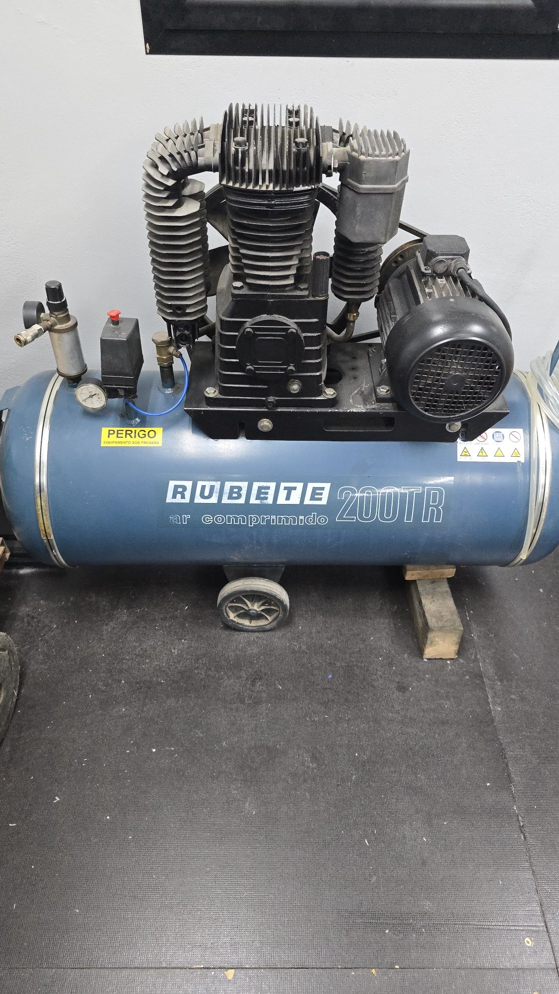 Compressor Ar (1018L/min) Trifásico Rubete 200L com cabeça K30 7.5cv
