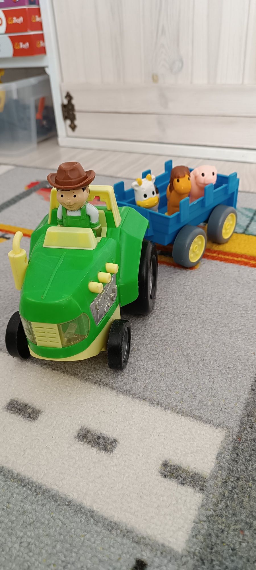 Traktor farmera z przyczepką