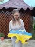 Настінний годинник з епоксидної смоли у формі Україна