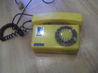 stary telefon stacjonarny żółty