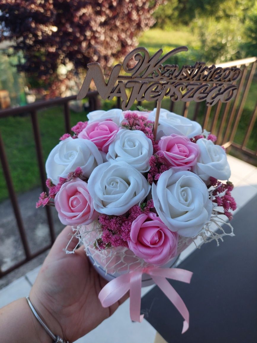 Flowerbox z pachnących róż mydlanych na prezent upominek