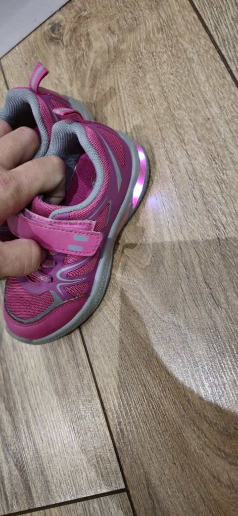 Buty sportowe dziewczęce świecą 26 (17cm)