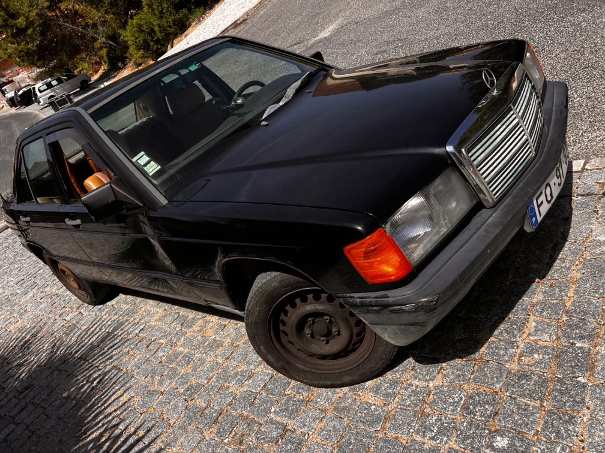 Mercedes 190D Preto