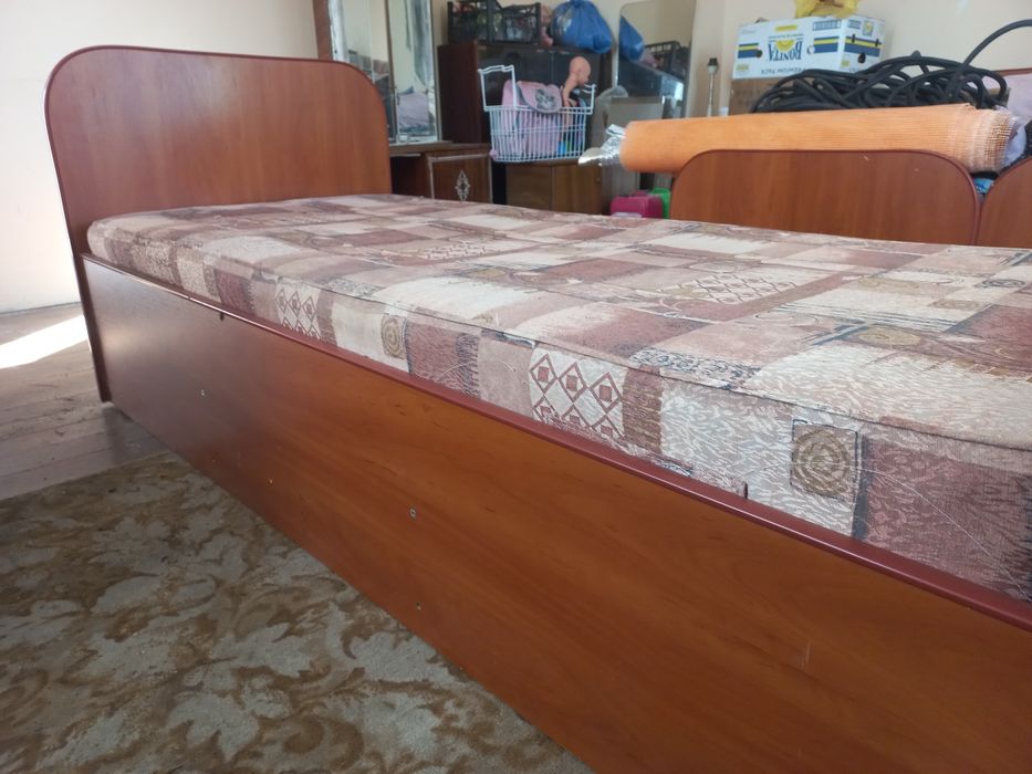 Продам односпальне ліжко. З матросом. ДСП ламінована