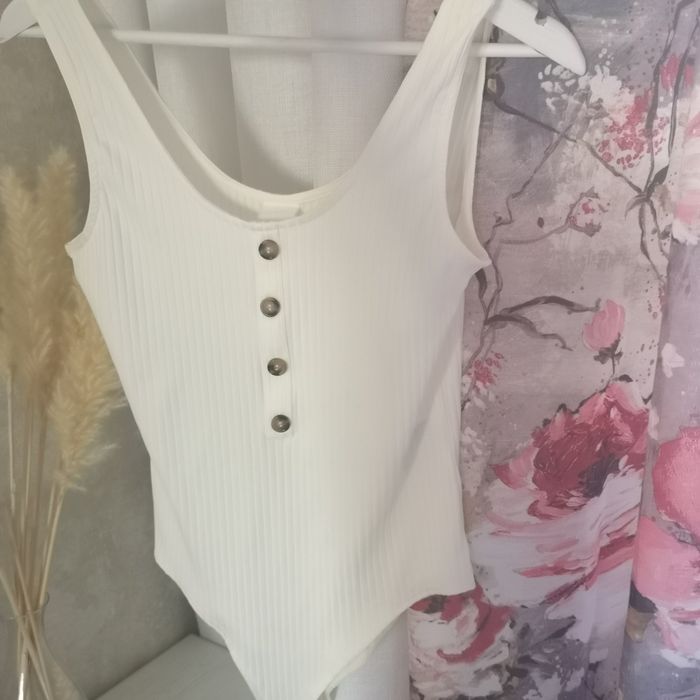 Prążkowane body ecru H&M rozmiar M