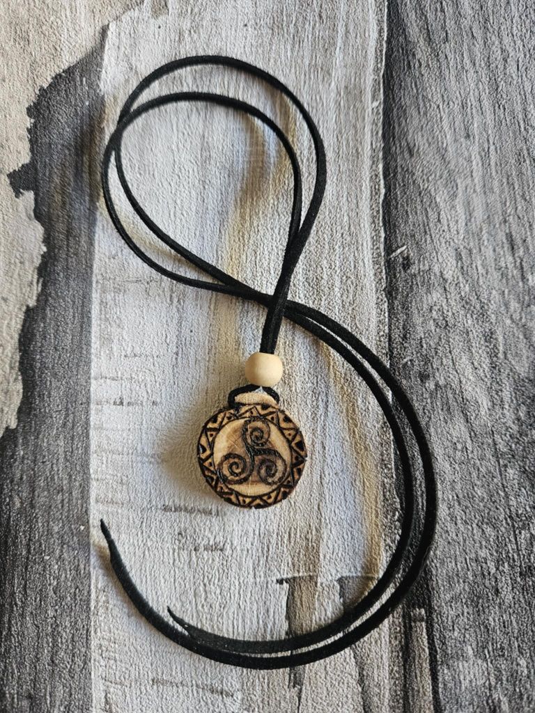 Wisiorek słowiański drewniany Triskelion rękodzieło prezent naszyjnik