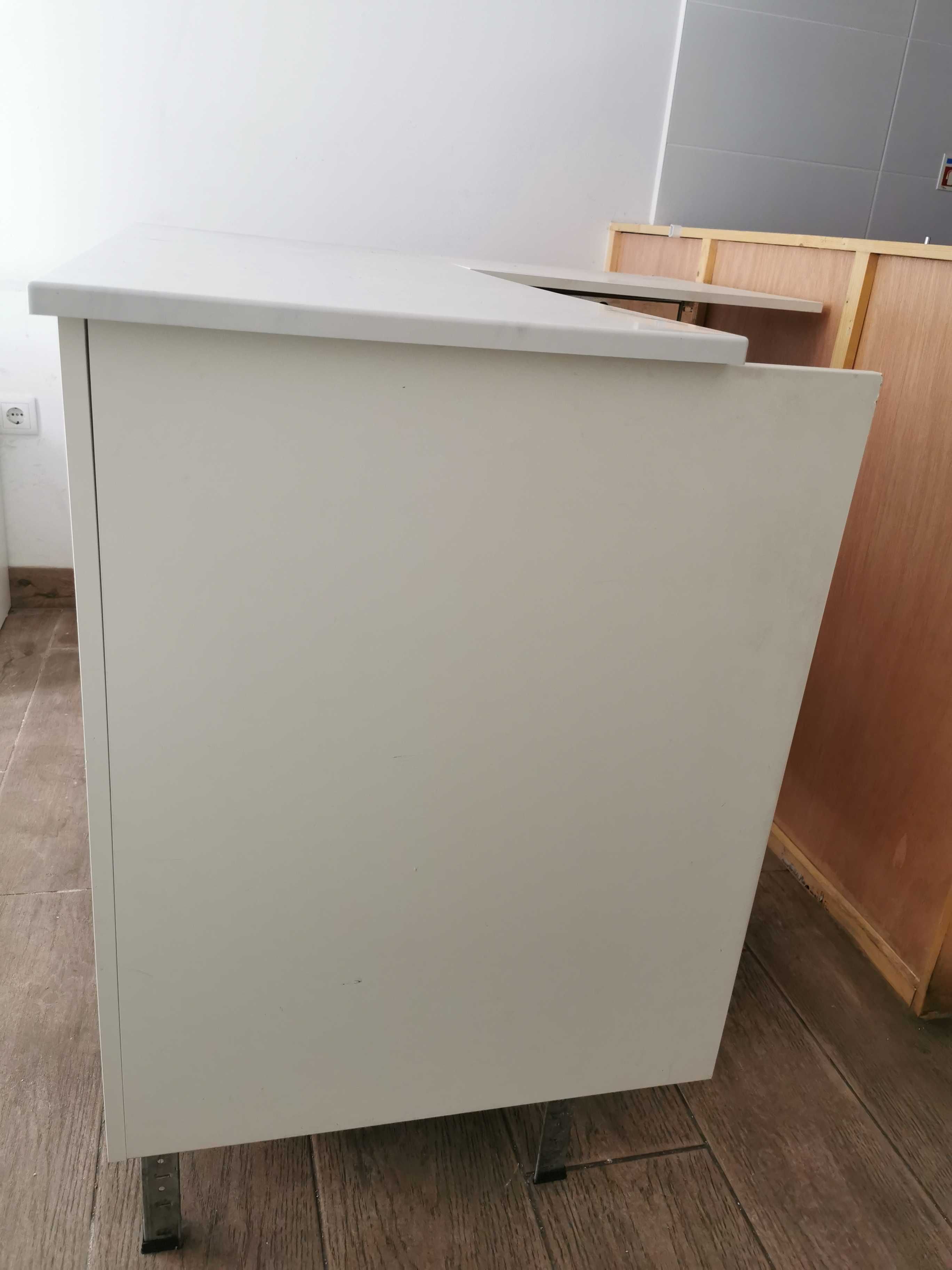 Bancada em branco com arrumação - Gratis