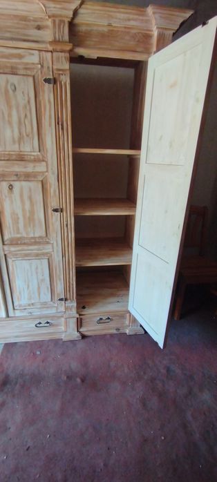 Piękna drewniana szafa.