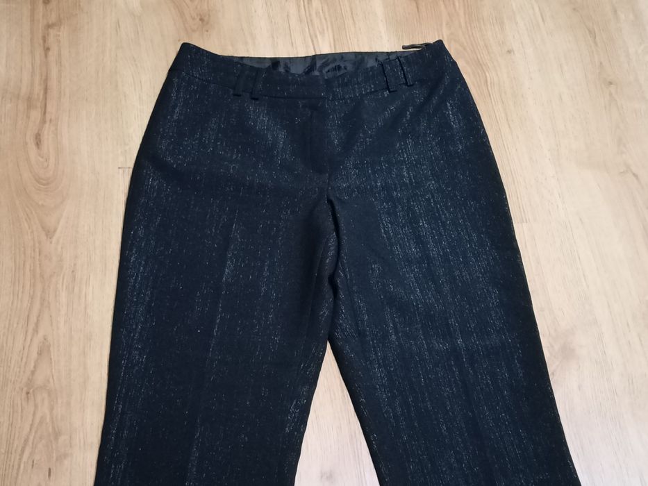 Czarne eleganckie materiałowe spodnie dzwony, ze srebrną nitką. L.