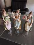 Três figuras em porcelana fina