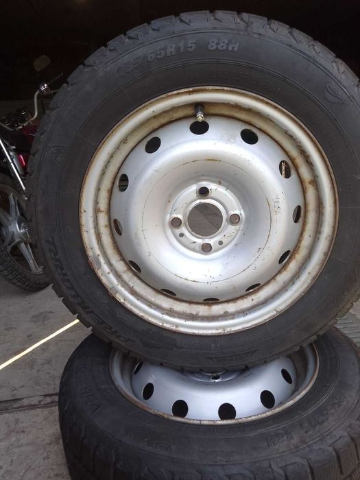 Продам шини з дисками.