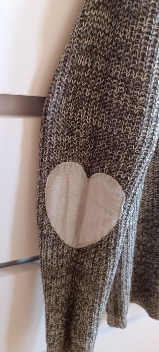 Sweterek z serduszkami na łokciach