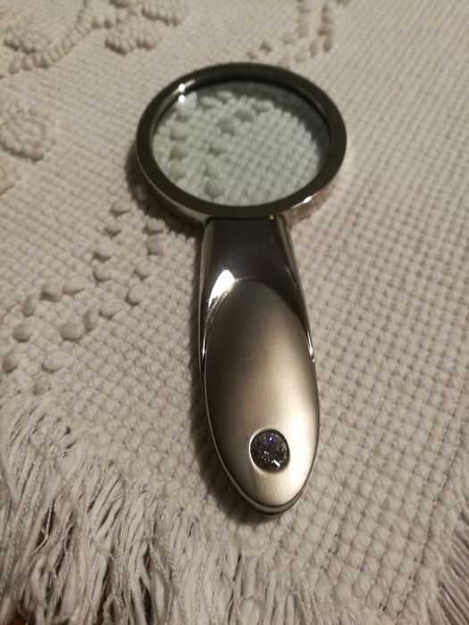 Lupa com diamante na pega