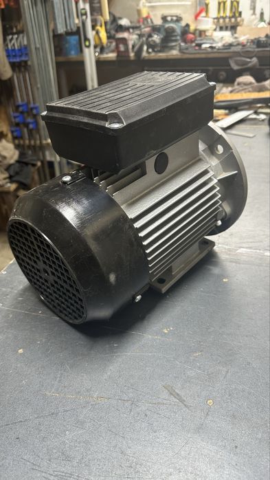 Продам електродвигун 1ф асинхронний