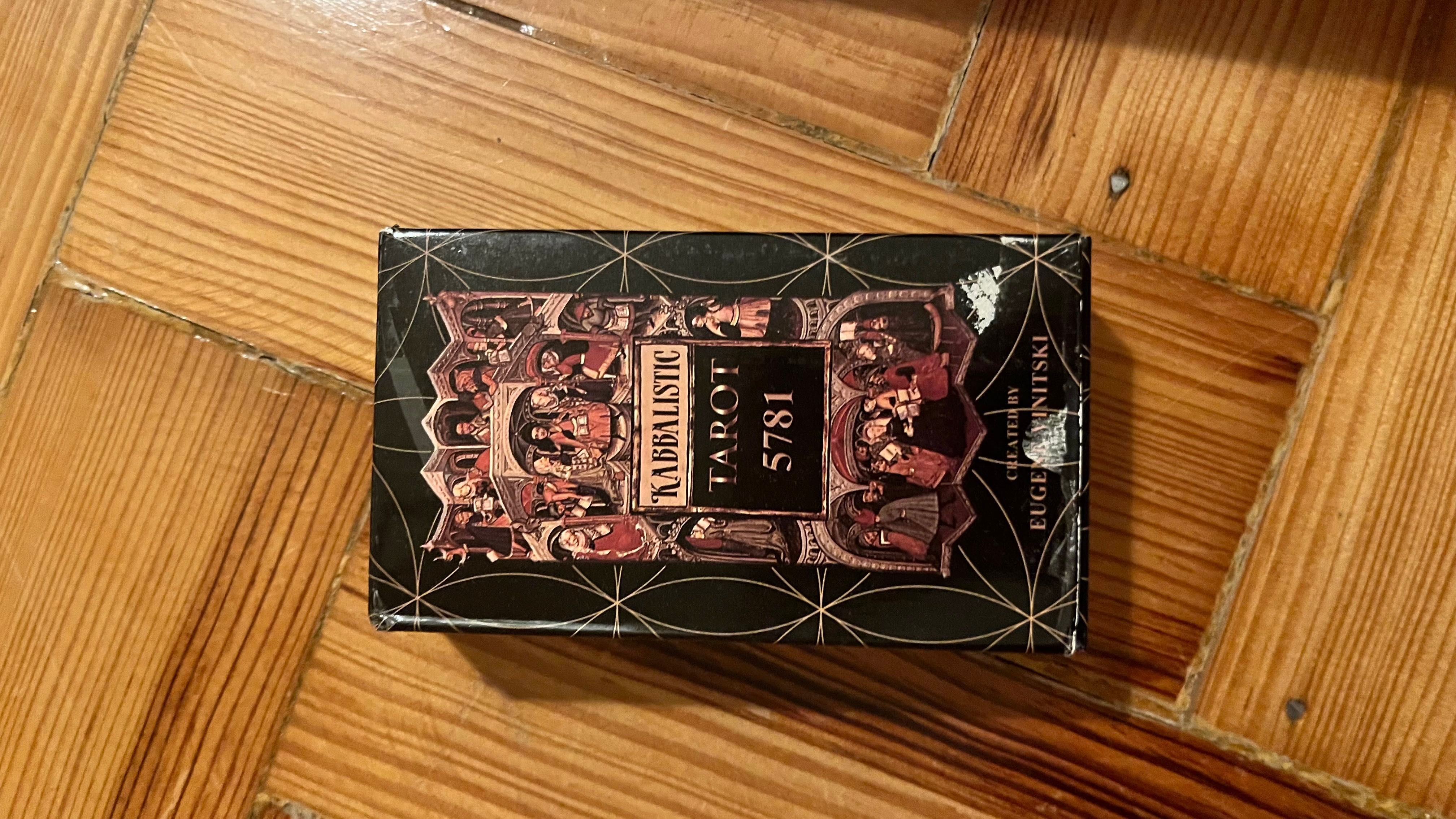 Vendo vários livros de astrologia e tarot e dois baralhos de tarot.