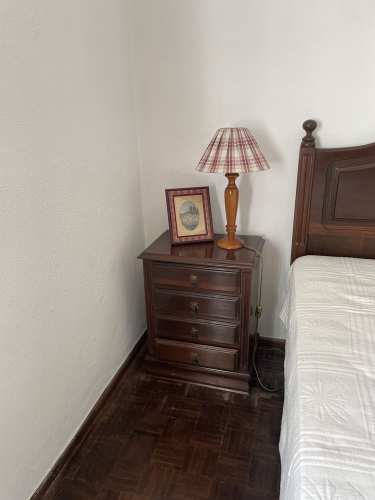 Cama de casal + mesa de cabeceira + cadeiras