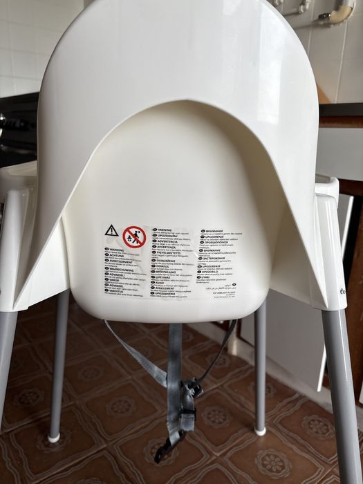 Cadeira ikea com tabuleiro