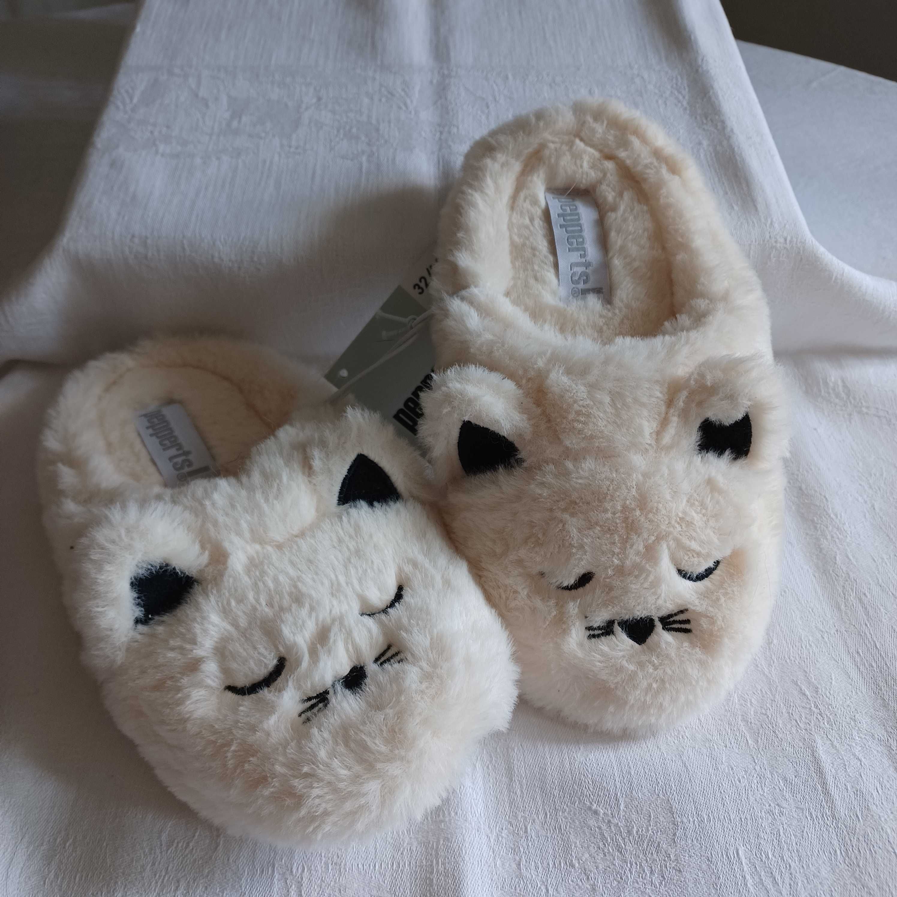 chinelos/pantufas brancas "gato" tam.32-33