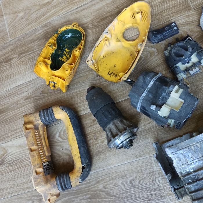CZĘŚCI Młot wyburzeniowy DeWALT D25901 . 110V 1500W SDS MAX uszkodzony