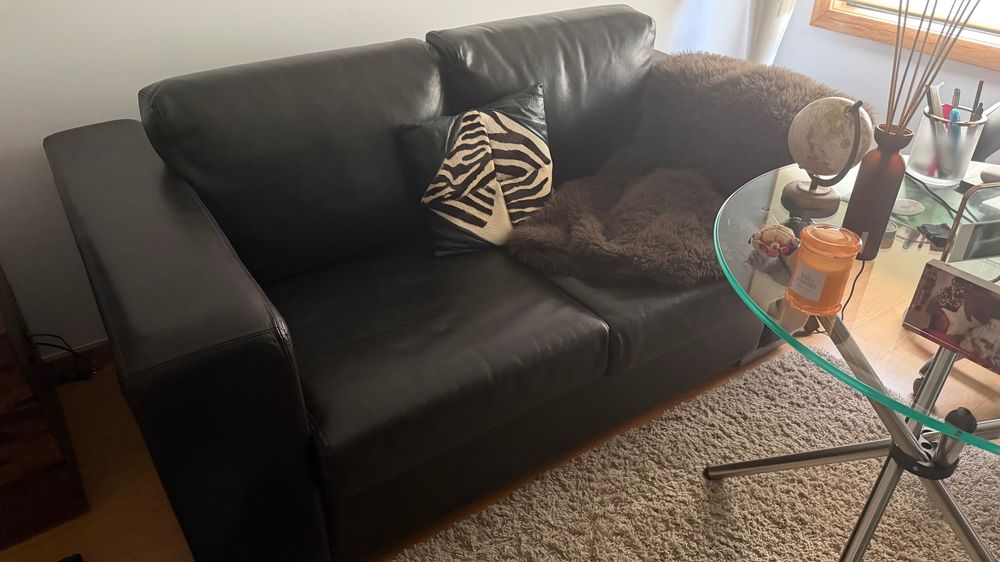 Sofá em pele castanha como novo