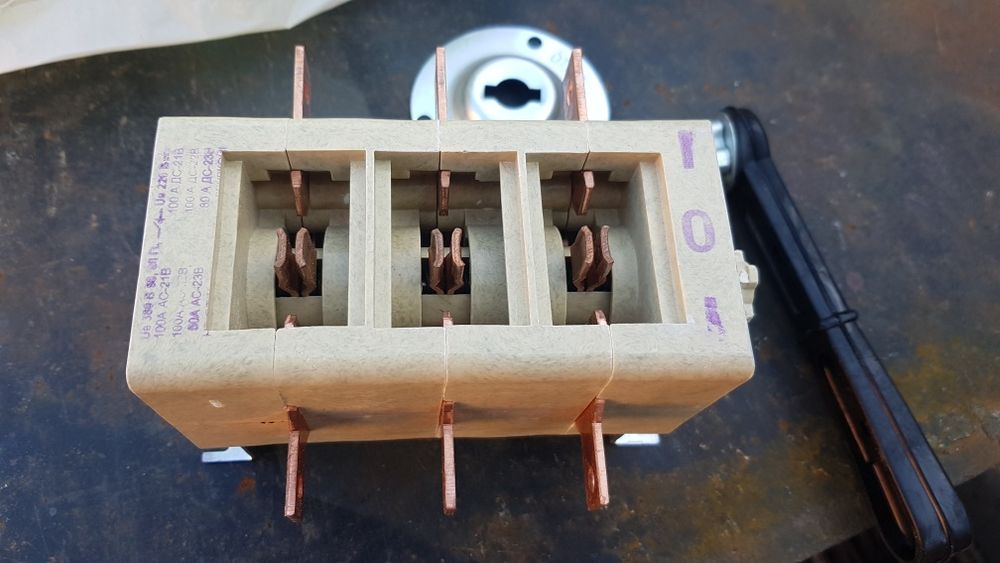 Ящики монтажные кнопка КУ 93   перекидные  рубильники-рубильник